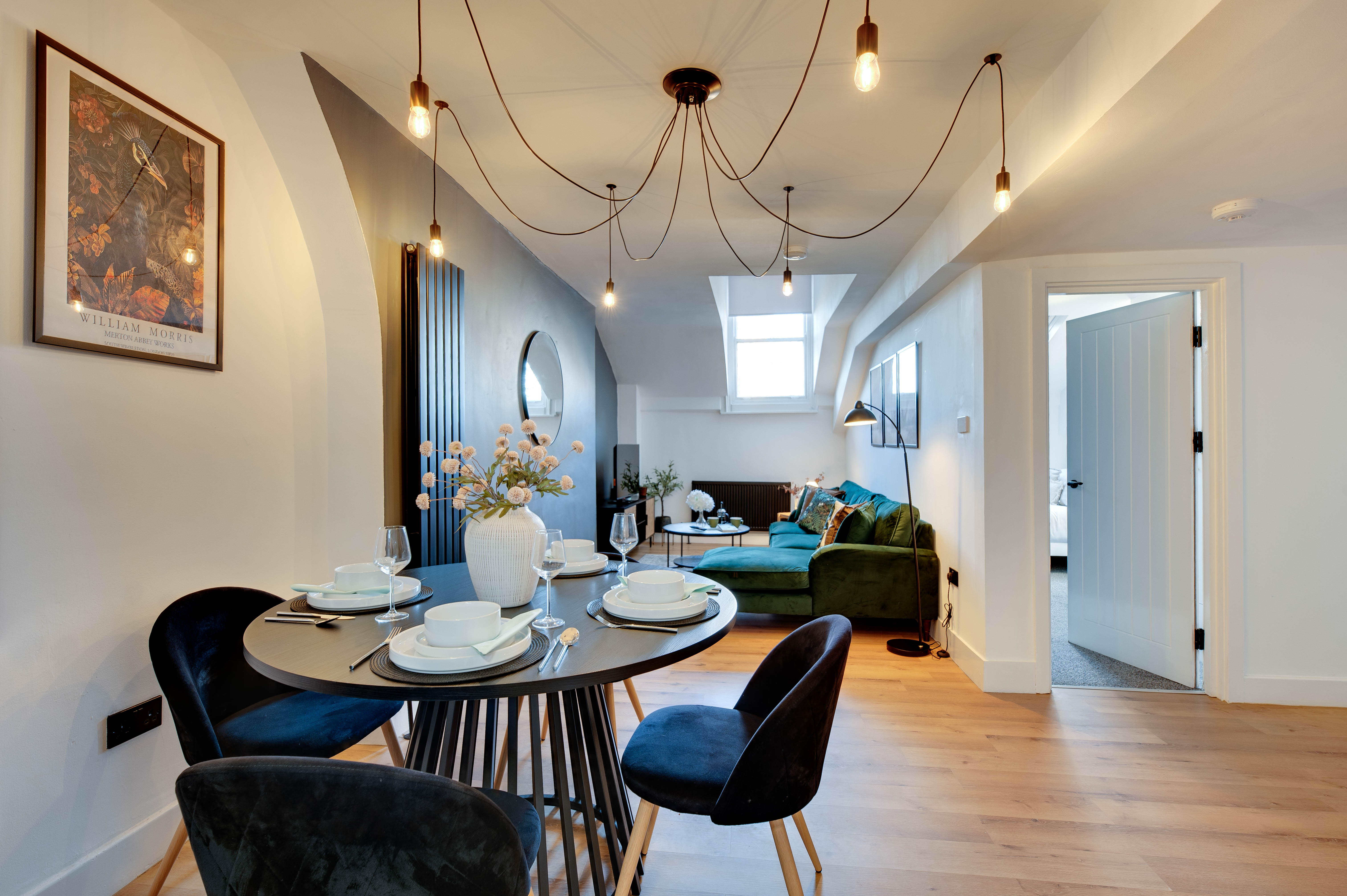 Queen Street Apartment - spacious dining and living space