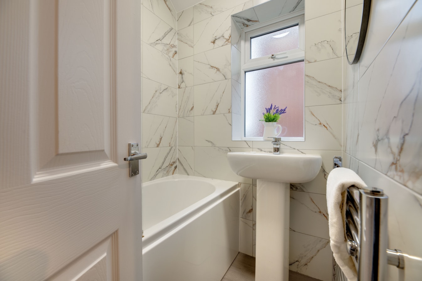 Brandon Grove - bathroom with shower over bath