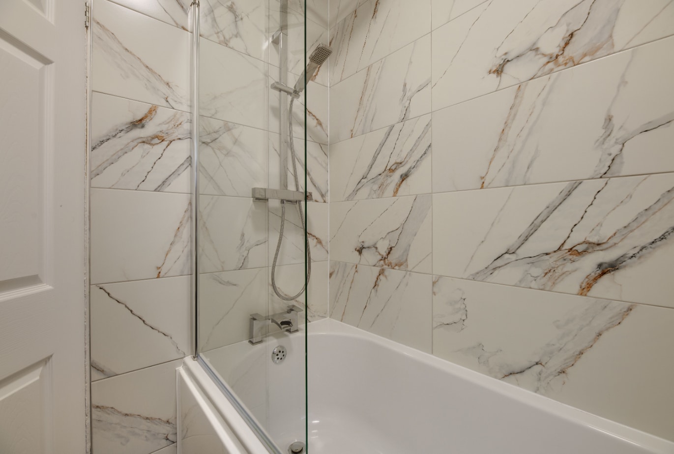 Brandon Grove - bathroom with shower