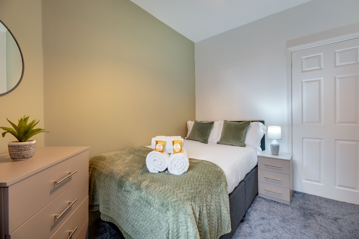 Brandon Grove - 3rd double bedroom with wardrobe and chest of drawers