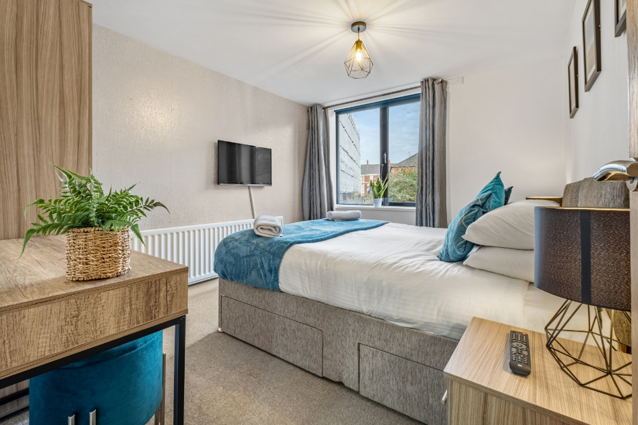 Portland Apartment - king size bedroom with wardrobe and dressing table