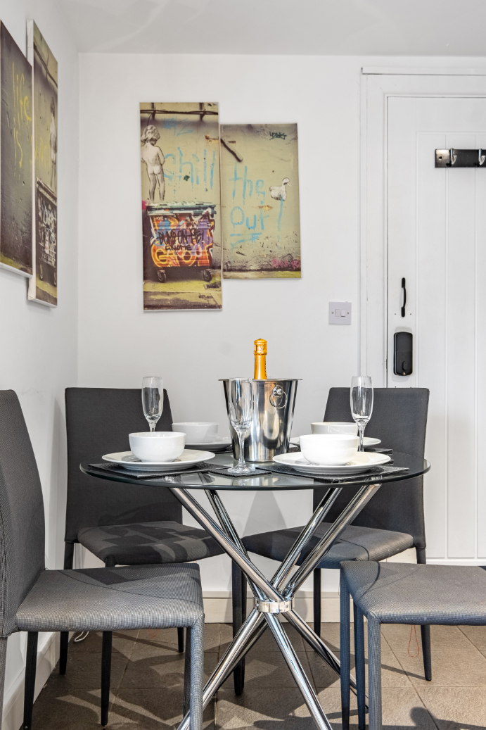 Portland Apartment - dining area, perfect for family meals or work