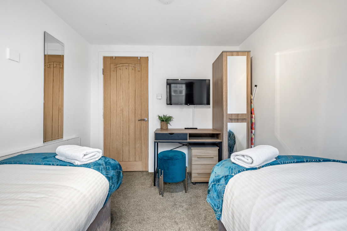 Portland Apartment - second bedroom with wardrobe and dressing table