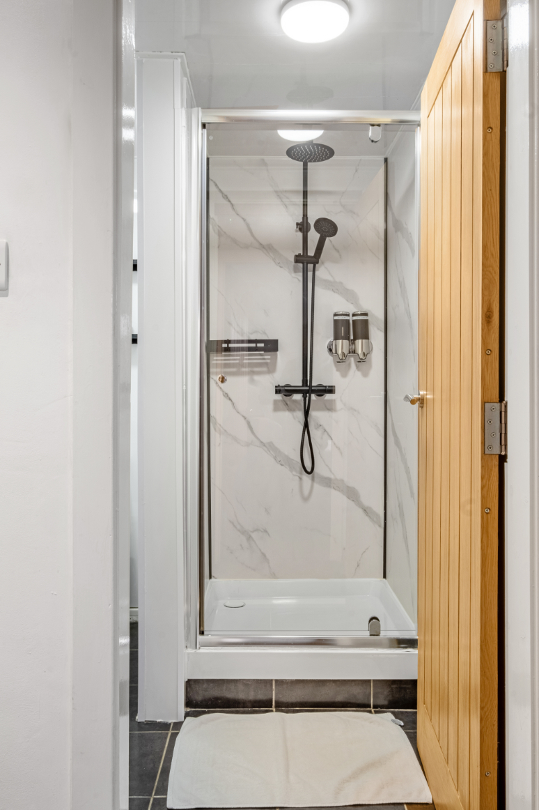 Portland Apartment - shower room