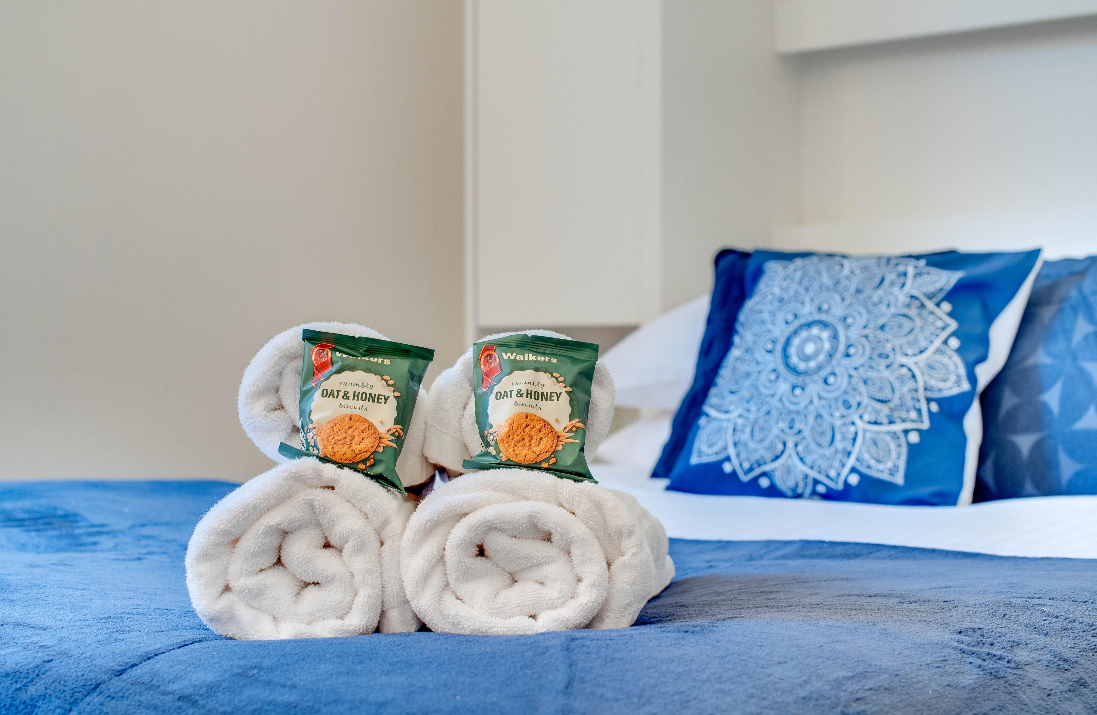 Crown Apartments Studio - double bed with linen and towels provided