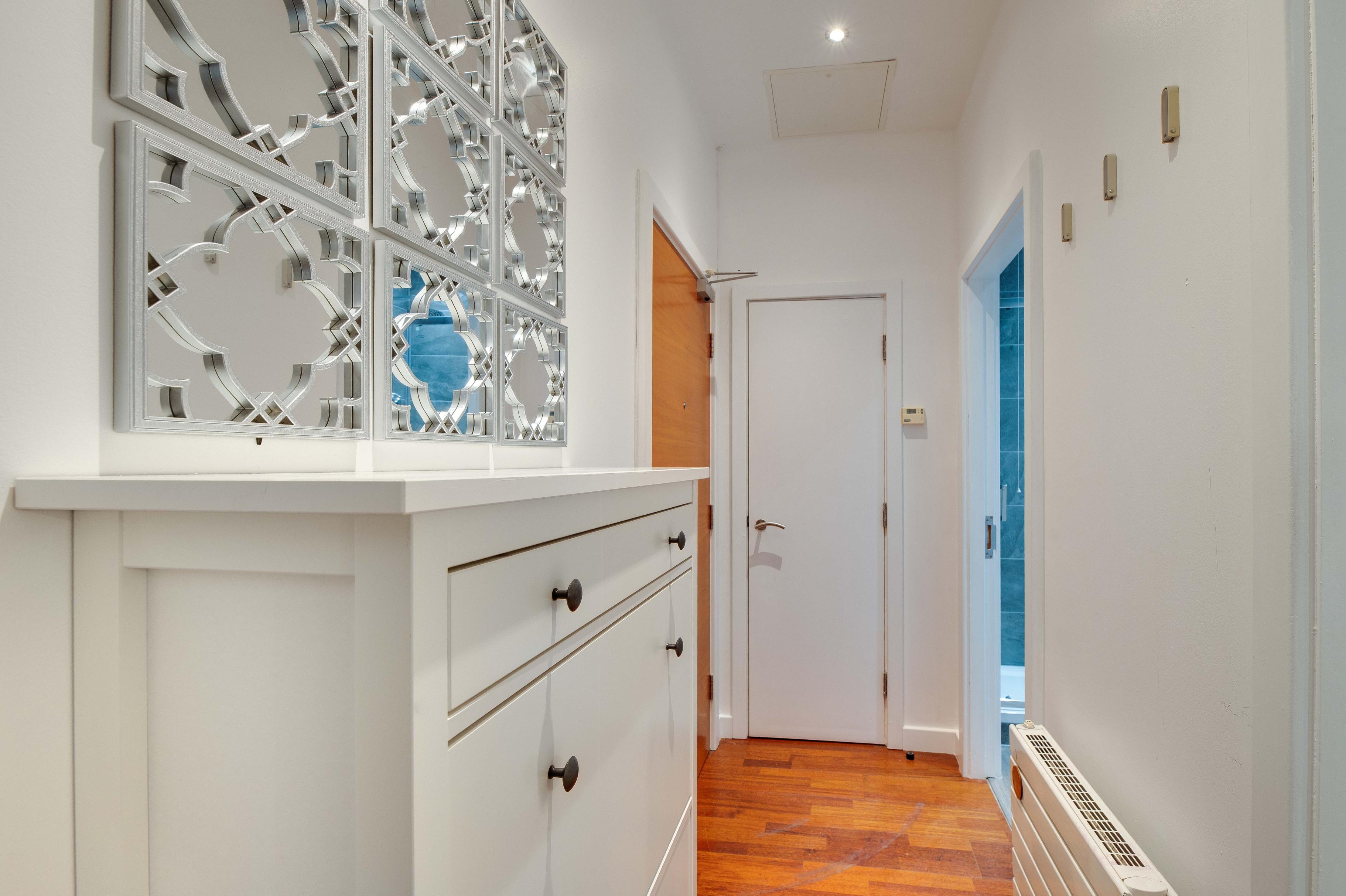 Crown Apartments Studio - entrance hallway
