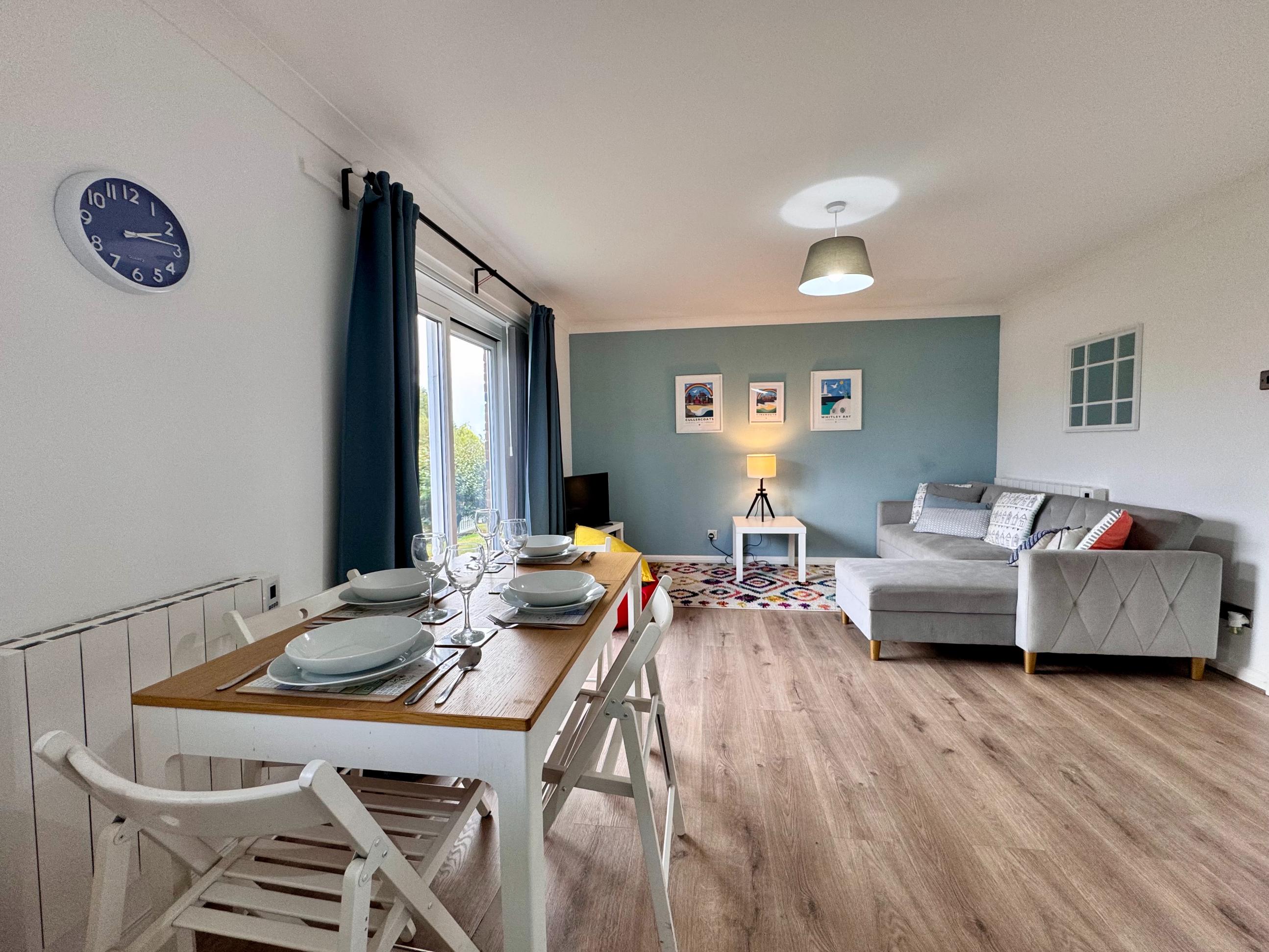 Mariner's Apartment - comfortable living space with open plan dining and living room