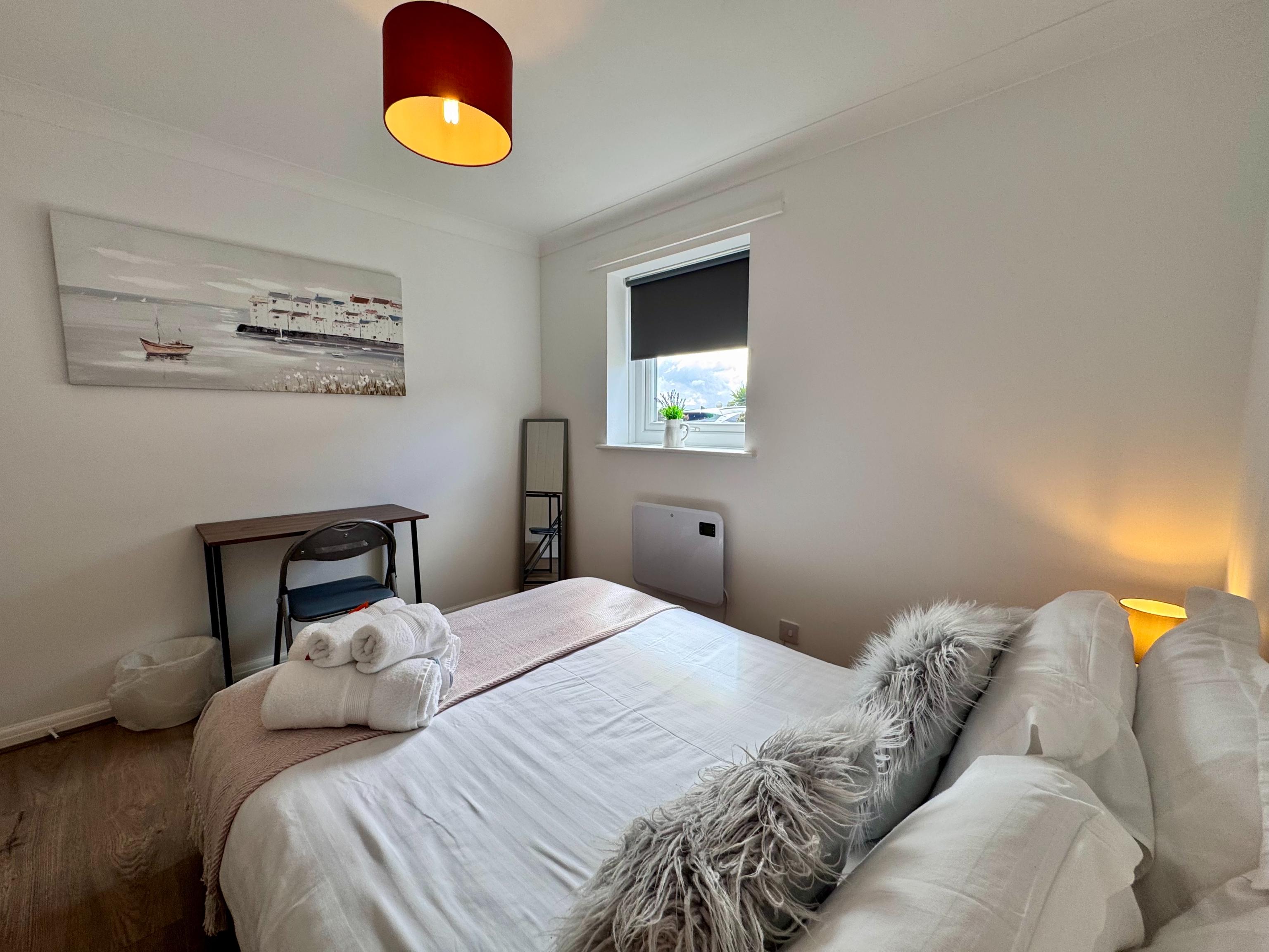 Mariner's Apartment - master bedroom with double bed and desk